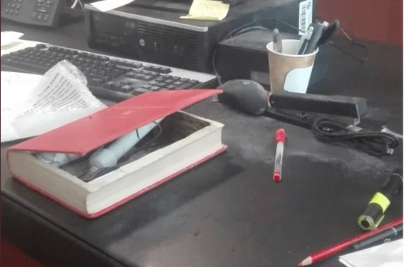 Estalla “libro-bomba” en manos de Senadora