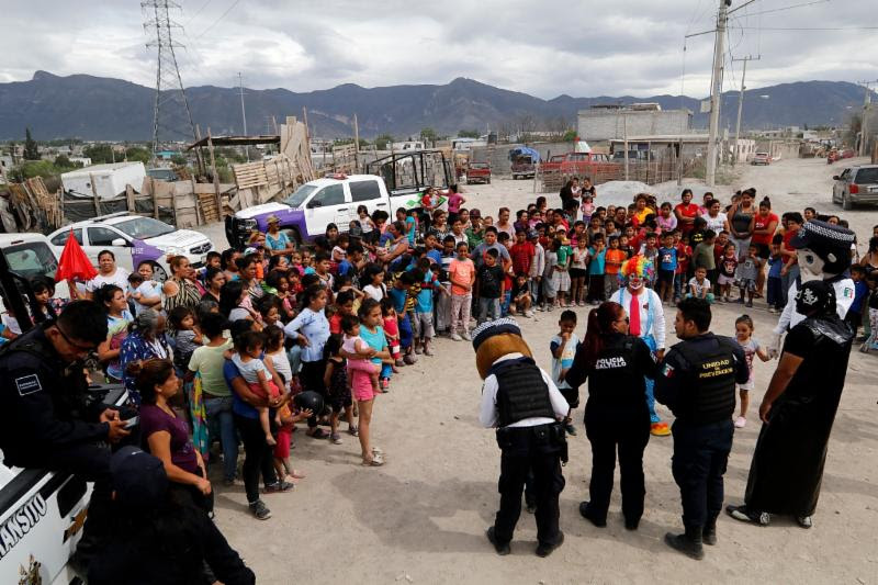 Conviven policías niños de Saltillo