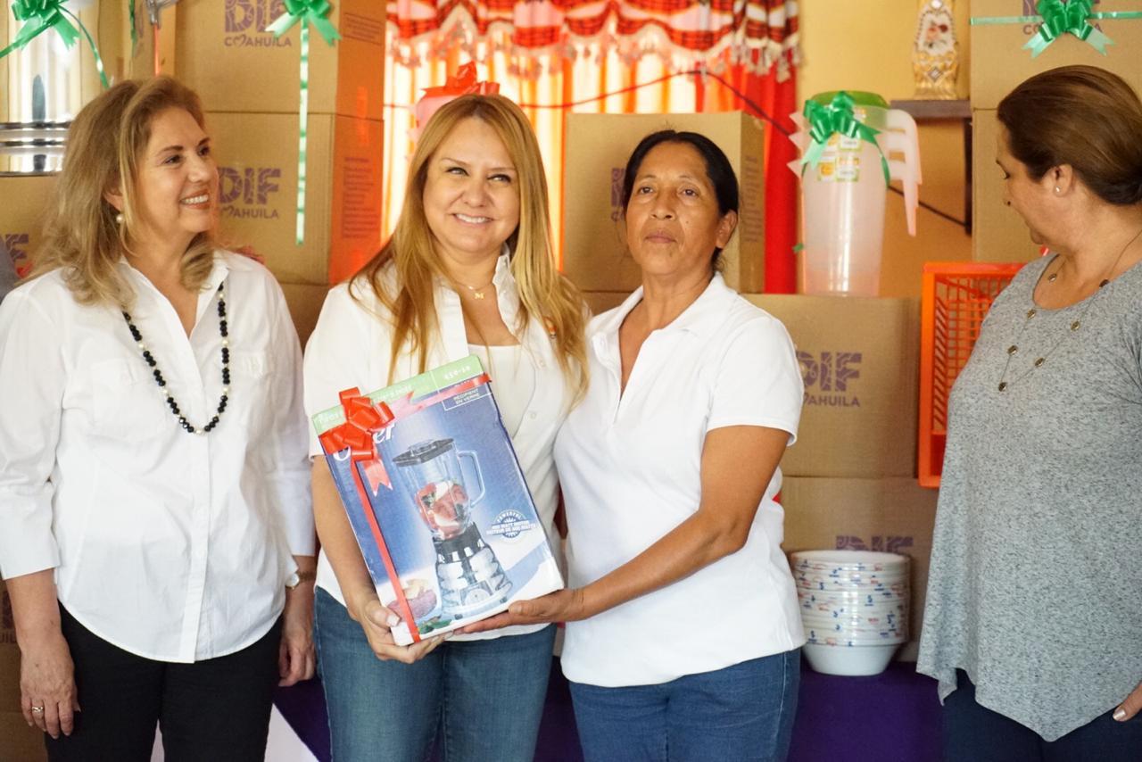Celebra Marcela Gorgón a adultos mayores en Saltillo