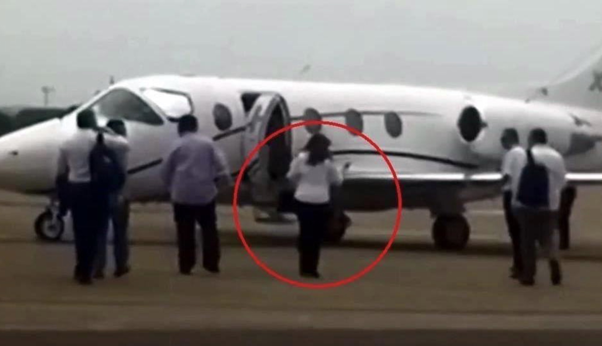 Exhiben a Presidenta de Morena usando avión privado