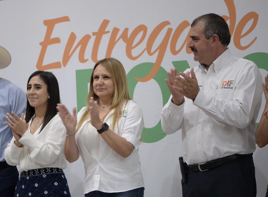 Entrega Marcela Gorgón apoyos a estudiantes de la región Centro