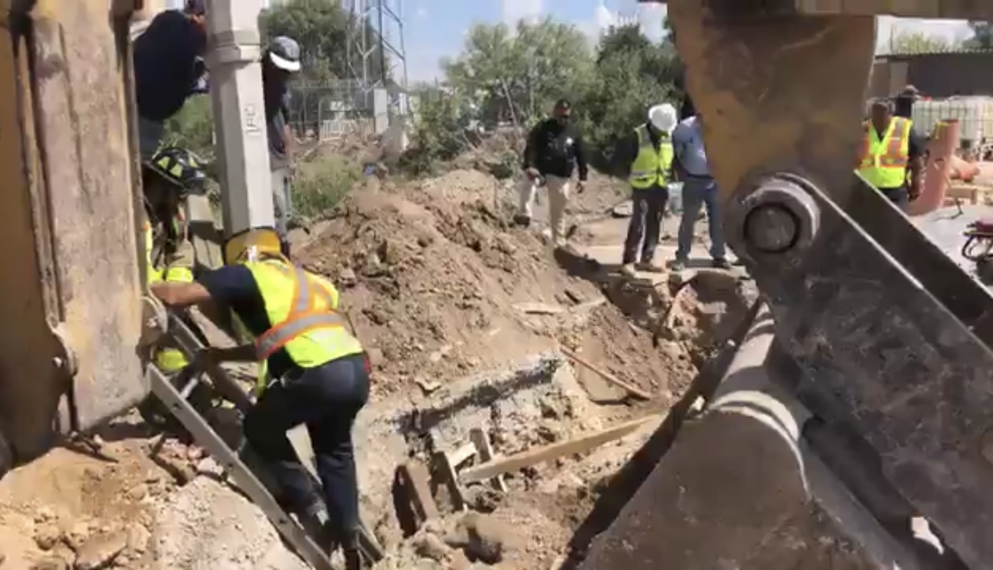 Derrumbe en obra atrapa a albañil en Saltillo