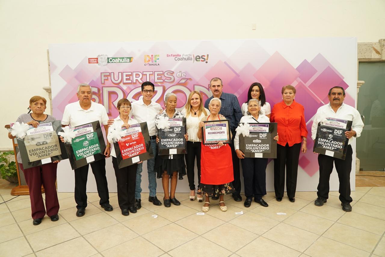 Reconoce DIF a adultos mayores empacadores voluntarios