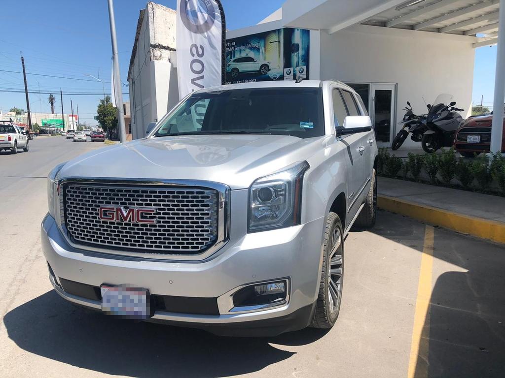 Comando armado roba vehículos <br>de lujo en lote de autos en Torreón