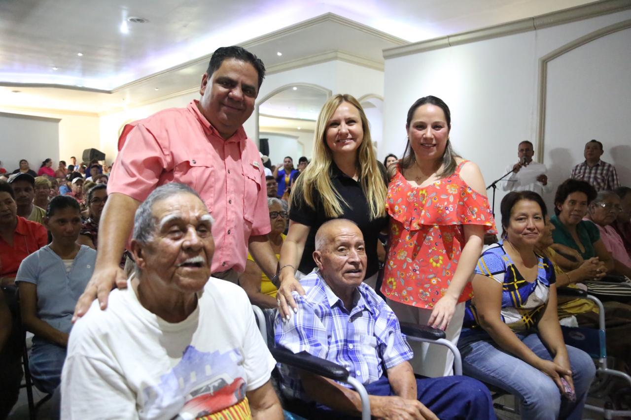 Entrega Marcela Gorgón apoyos a adultos mayores y personas con discapacidad