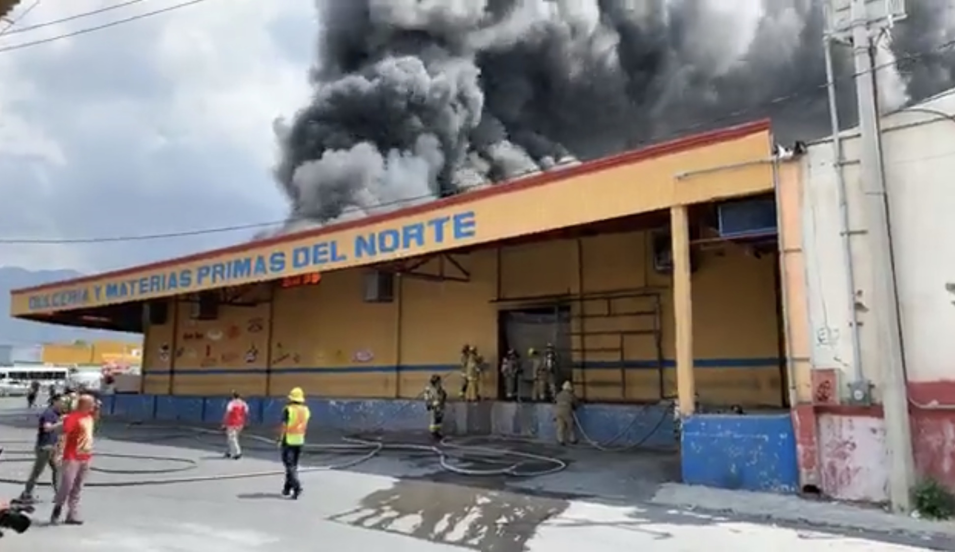 Arde dulcería en periférico de Saltillo