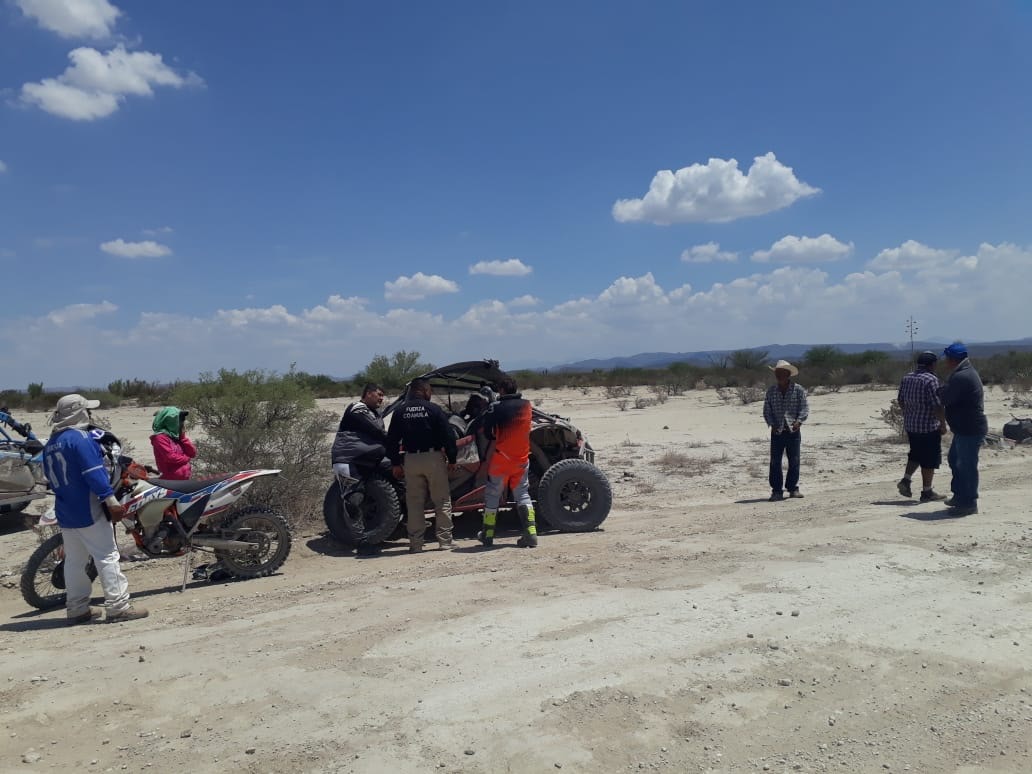 Asiste gobierno del estado a personas <br>accidentadas en carrera Coahuila 1000