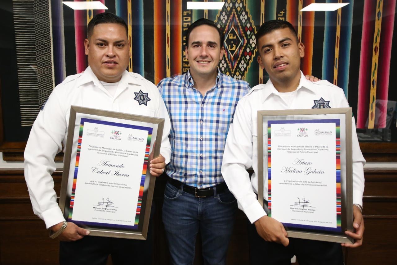 Reconoce Manolo a policías que <br>salvaron la vida de una bebé