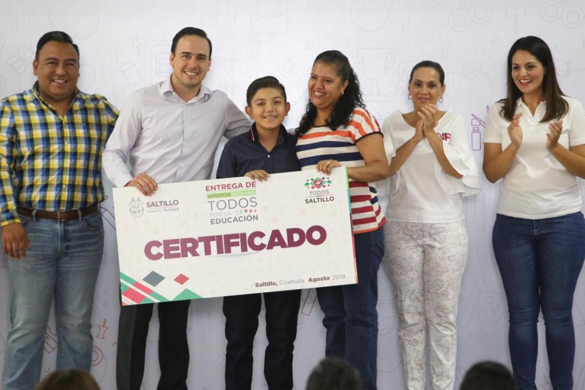 Inicia Manolo entrega de apoyos <br>escolares a 10 mil familias