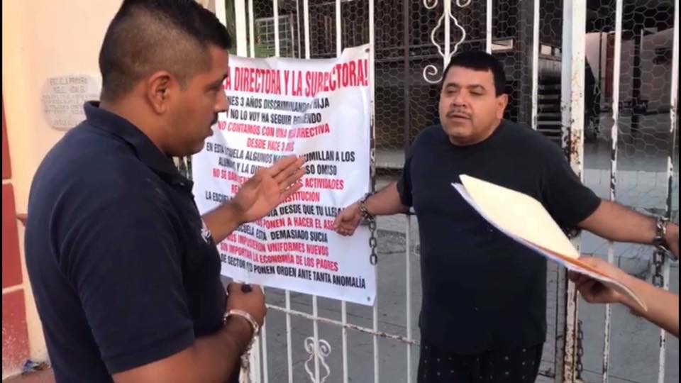 Padre de familia protesta encadenado <br>a escuela, en Sabinas