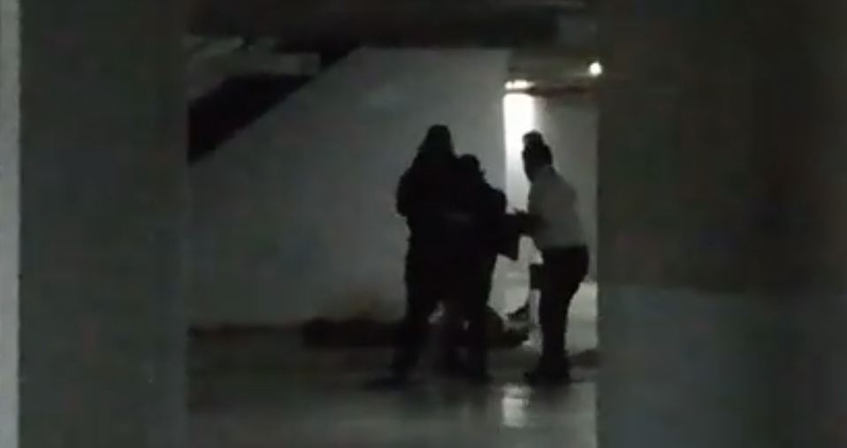 Muere joven al caer del tercer piso <br>de plaza comercial en Saltillo