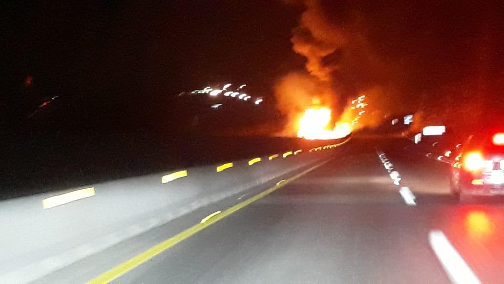 Arde trailer en la Saltillo – Monterrey; paraliza tráfico
