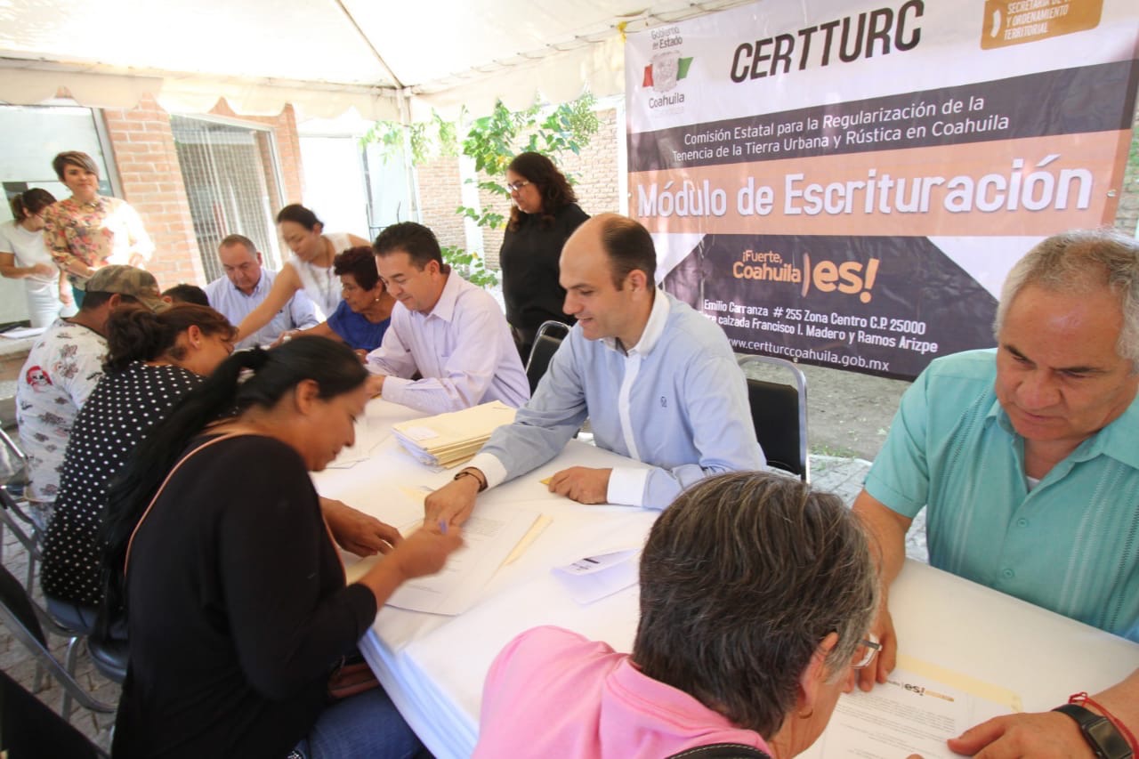 Entrega Estado escrituras a más familias