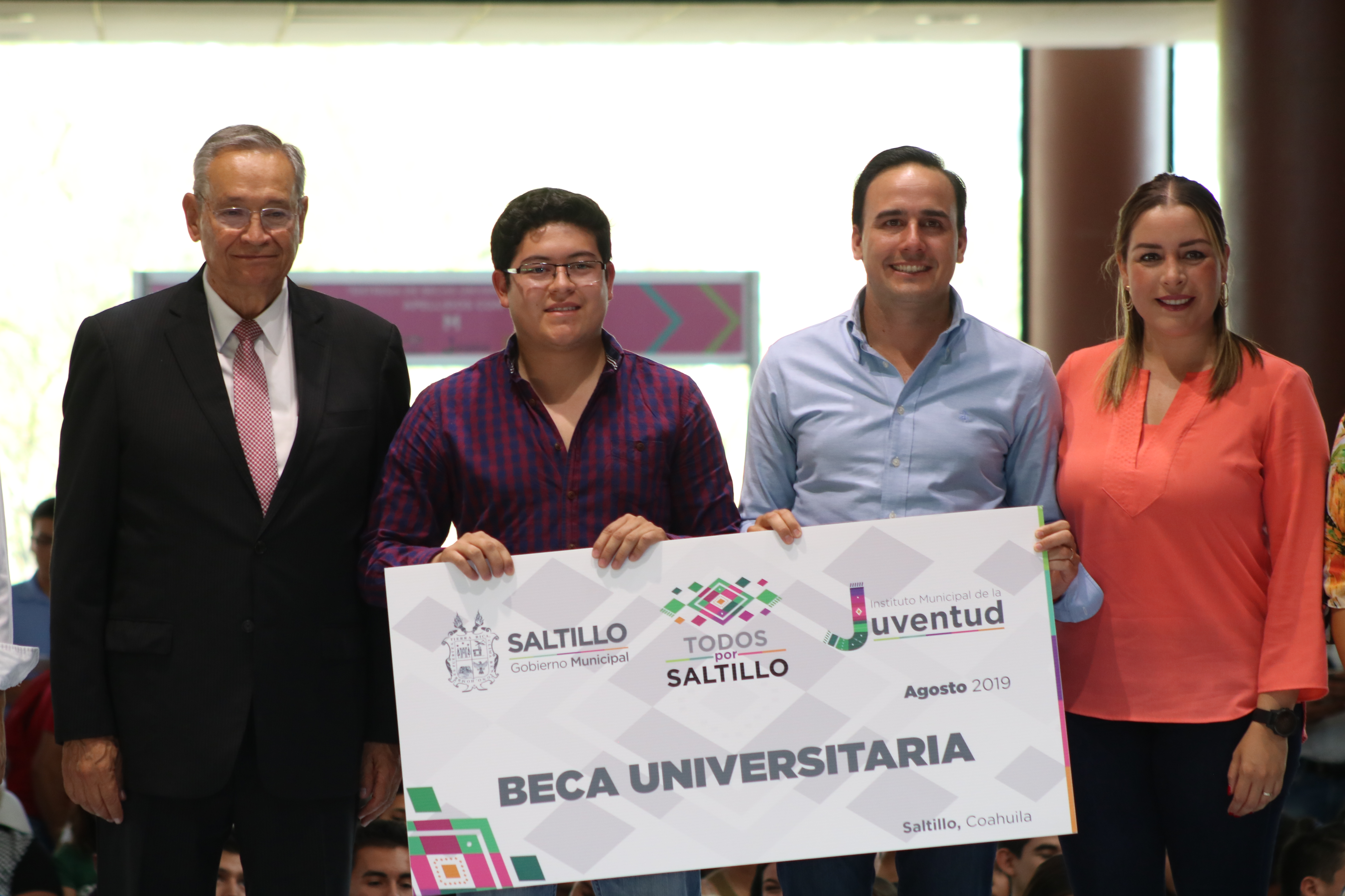 Entrega Manolo <br>becas a mil universitarios