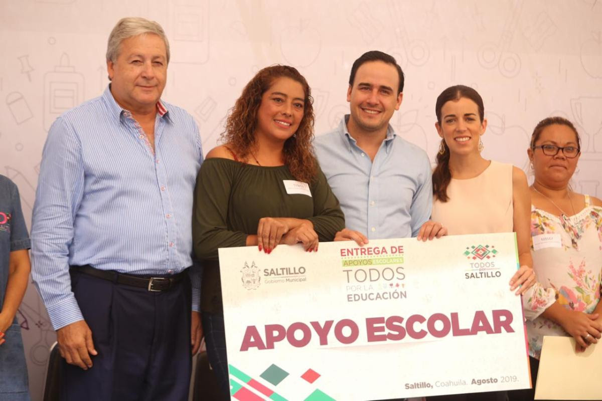 Entrega Manolo apoyos escolares a internas <br>del Cereso femenil y en el CJEM