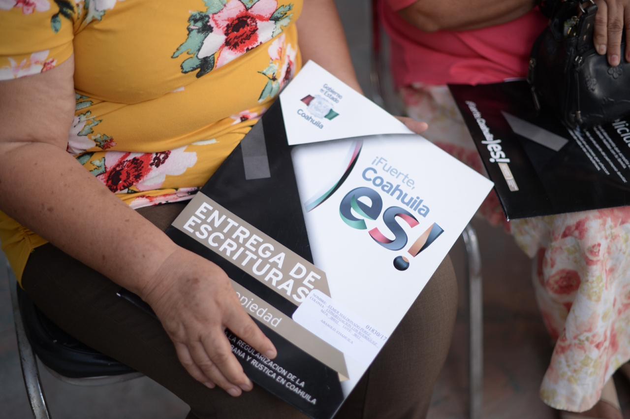 Entrega Sevot más escrituras en la región Centro