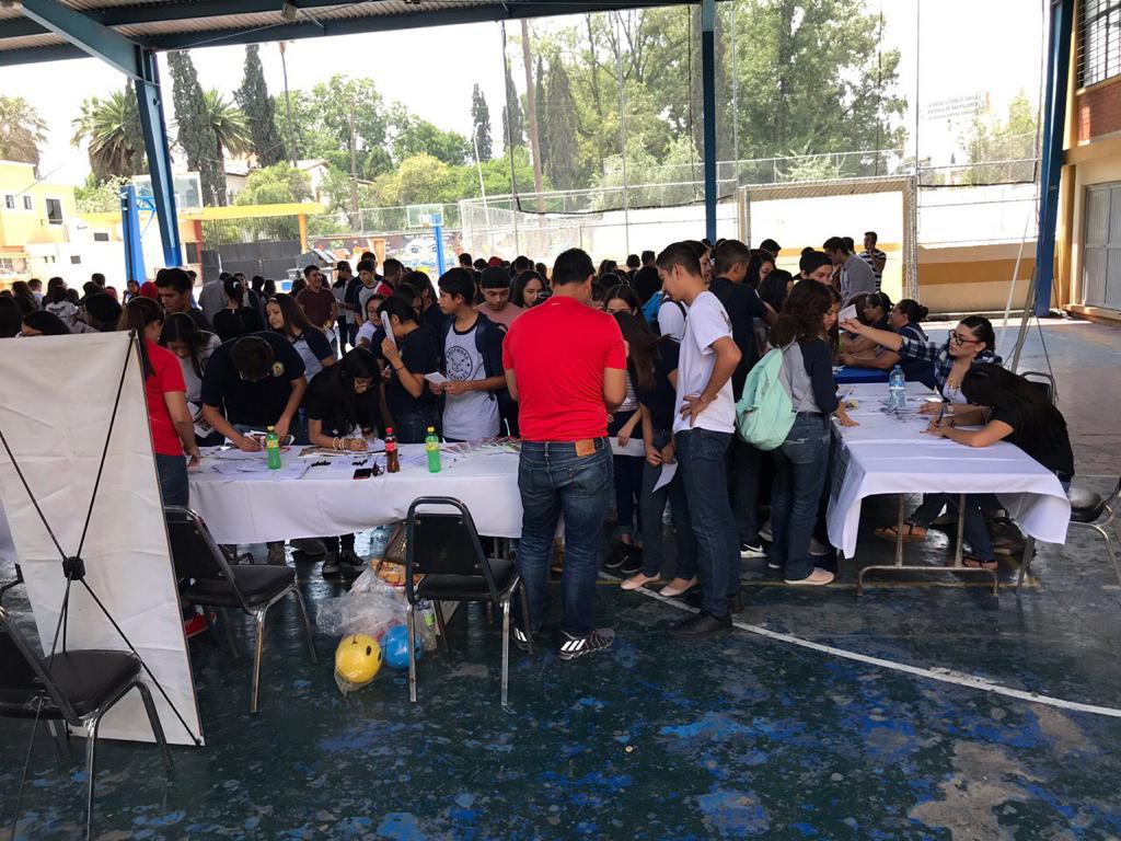 Orientan a jóvenes en la feria de la salud de la UAdeC