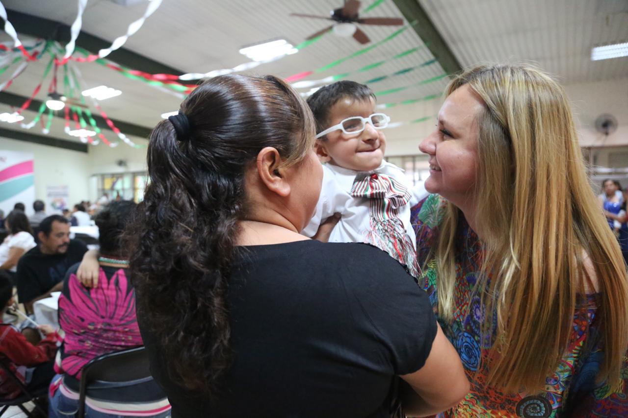 Convive Marcela Gorgón con pacientes del CREE Saltillo