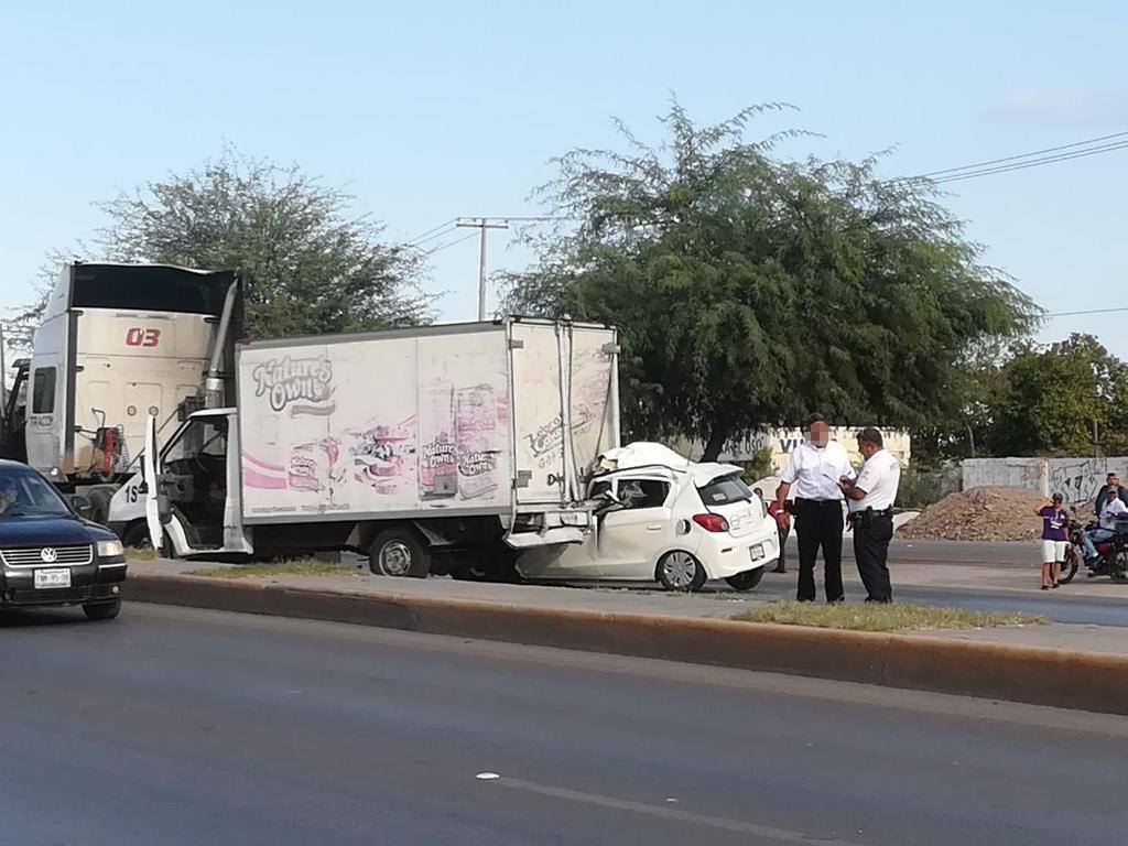 Muere prensado en periférico de Torreón