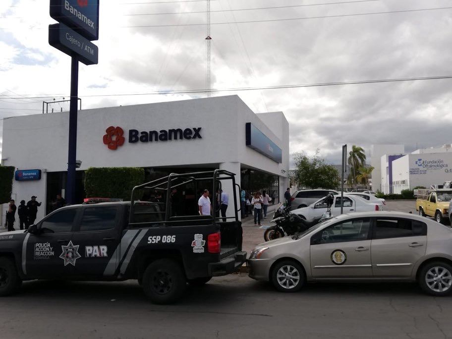 Hombres armados asaltan banco en Torreón; <br>despojan de 700 mil pesos a cuentahabiente
