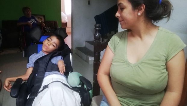 Niño en Torreón termina con parálisis <br>cerebral por morder una pila
