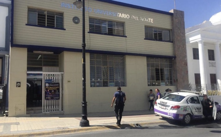 Jovencita intenta suicidarse desde el <br>segundo piso de una escuela en Saltillo