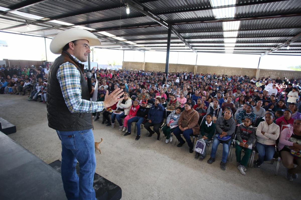 Entrega Manolo mil apoyos <br>escolares a niños del campo