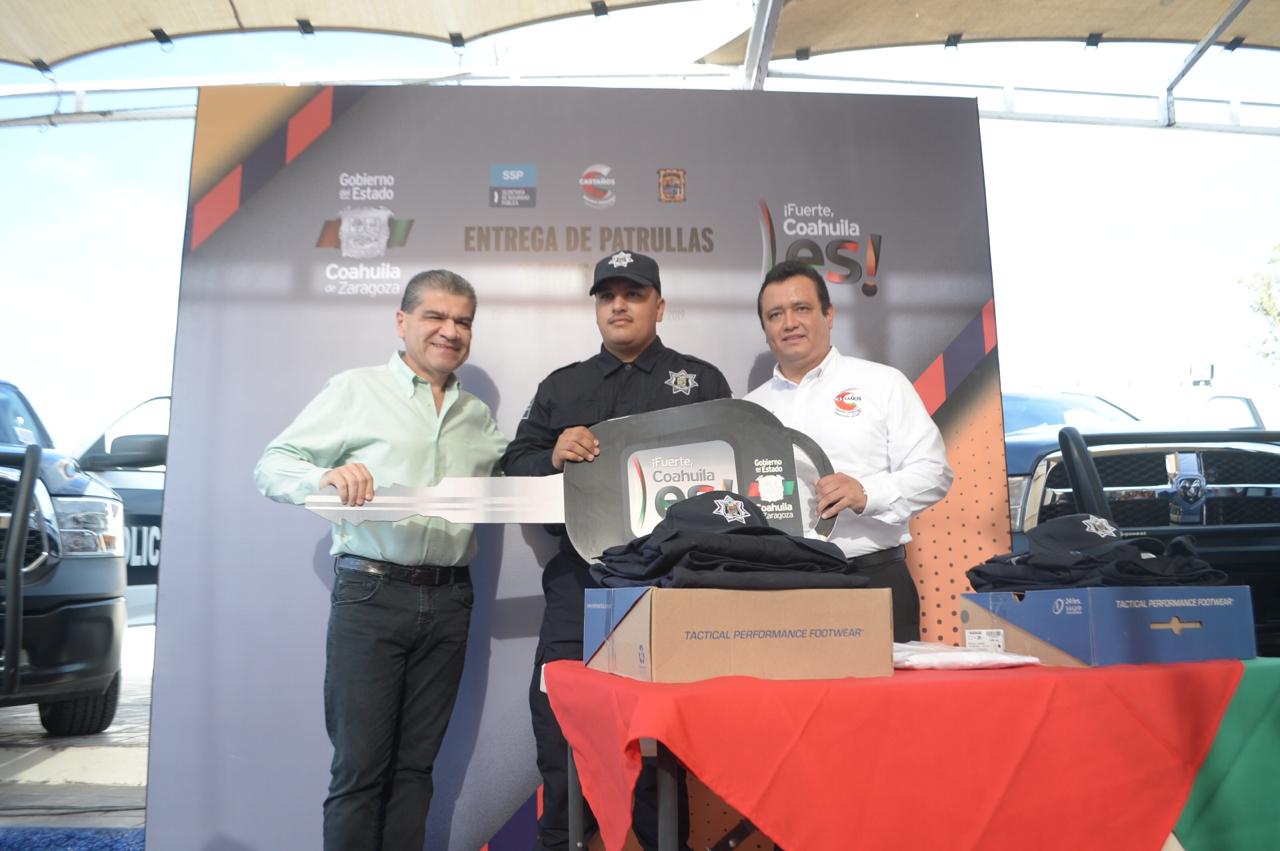 Entrega Riquelme patrullas en Castaños
