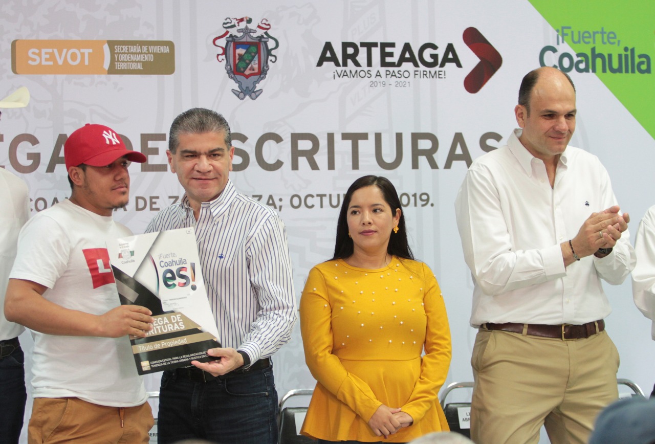 Lleva Riquelme certeza Jurídica a más familias de Coahuila