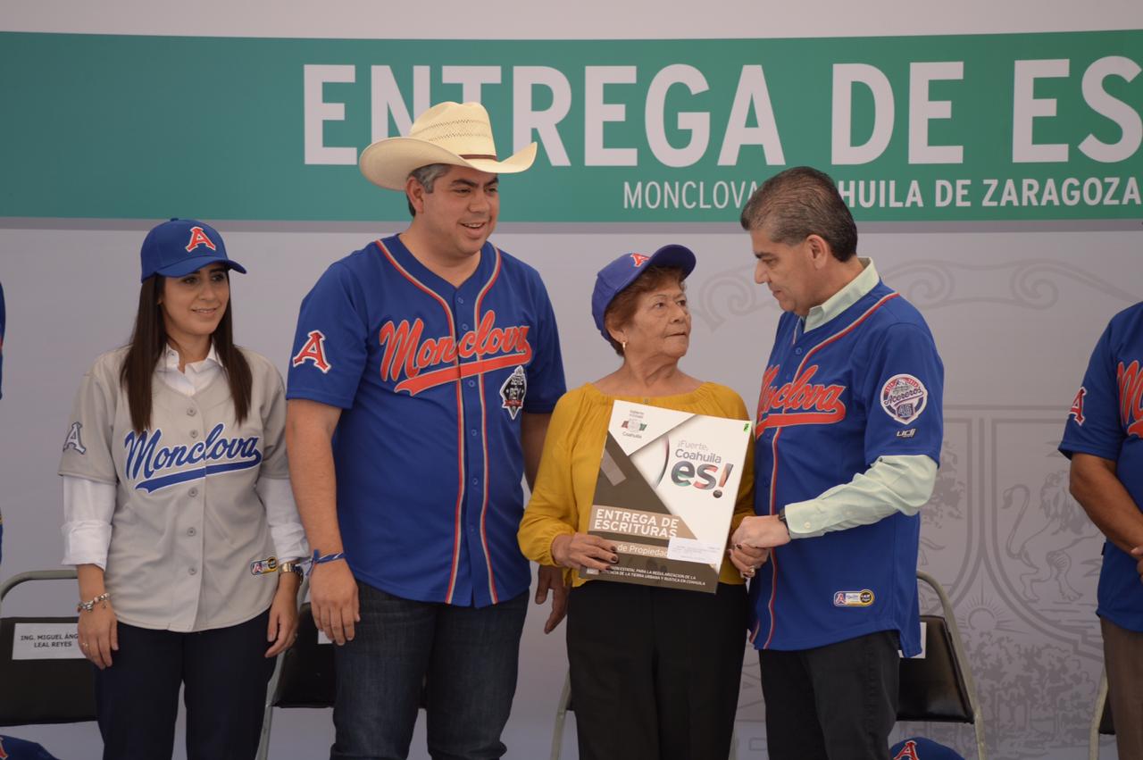 Da MARS certeza a 155 familias de Monclova; reciben escrituras