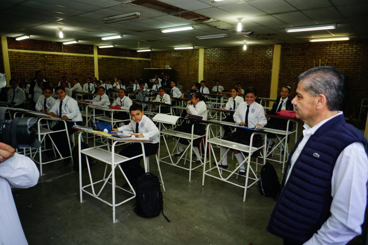 Entrega Gobernador equipo a secundaria en Torreón