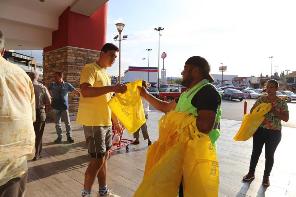 Avanza con éxito programa de bolsas<br>ecológicas en Saltillo, entregan 10 mil