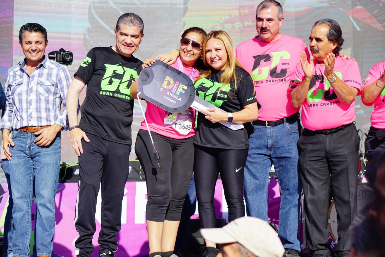 Corren más de 5 mil laguneros en carrera contra el cáncer