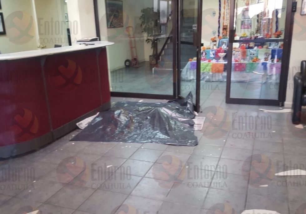 Muere empleado en agencia aduanal <br>en PN tras caer del tercer piso