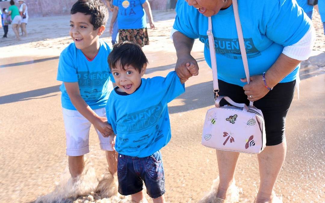 Llevan a niños coahuilenses enfermos a conocer el mar