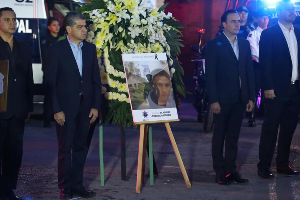 Reconocen Riquelme y <br>Manolo a policía héroe