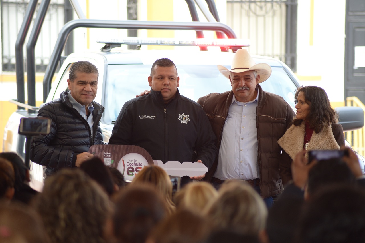 Entrega Riquelme patrullas en Sabinas