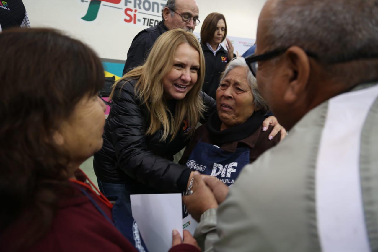 Marcela Gorgón recorre Coahuila <br>con apoyos para los más vulnerables