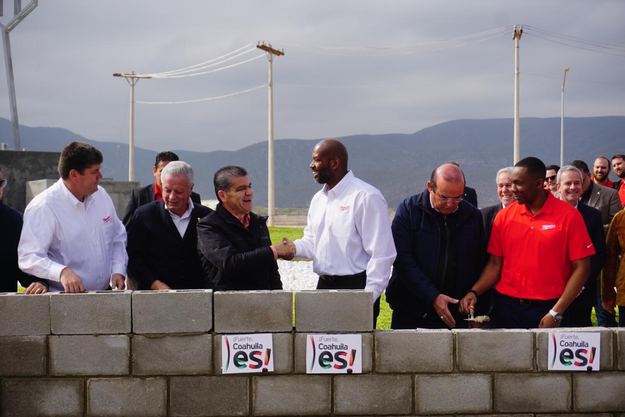 Coloca Gobernador primera piedra de empresa Milwaukee en Torreón