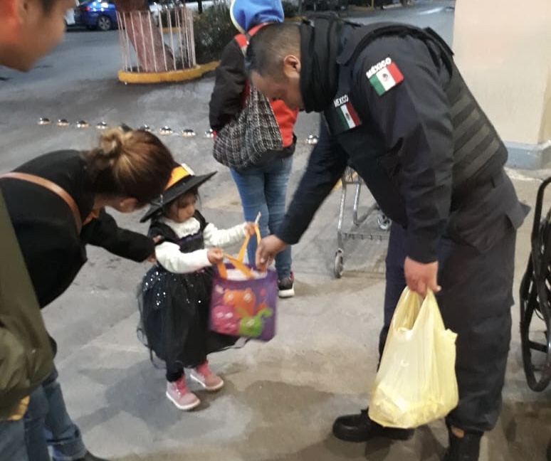Comisión de Seguridad de Saltillo repartió dulces a niños