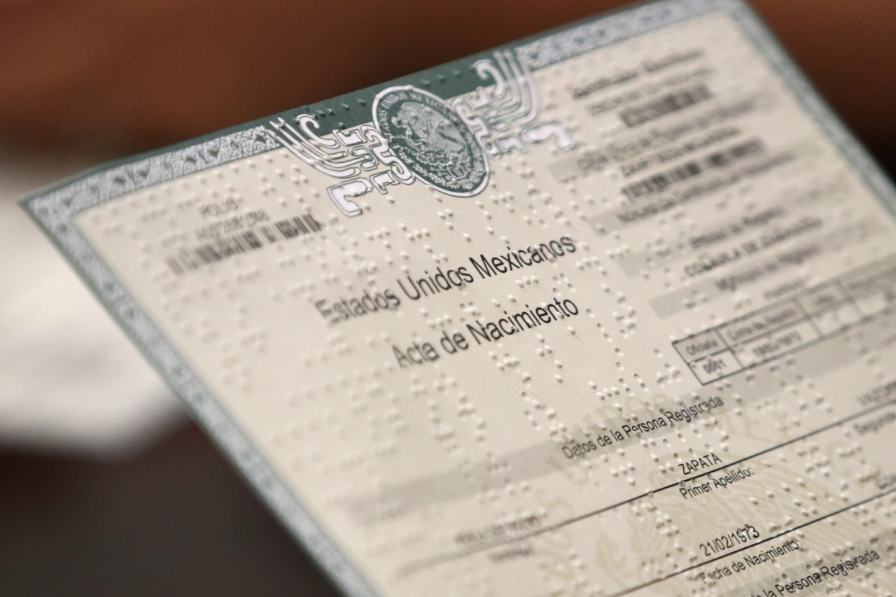 Entrega Coahuila primera acta de nacimiento impresa en Braille