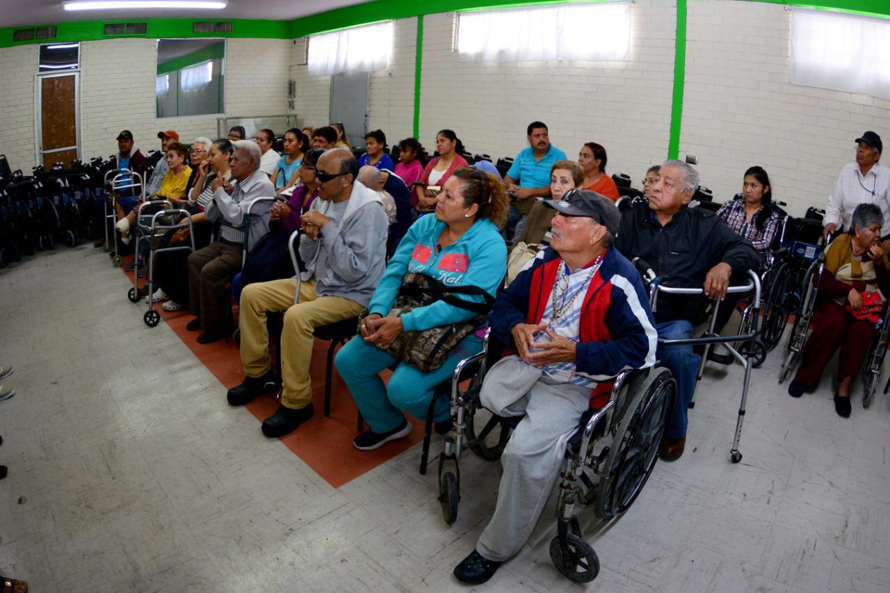 Entrega DIF 120 sillas de ruedas en Torreón