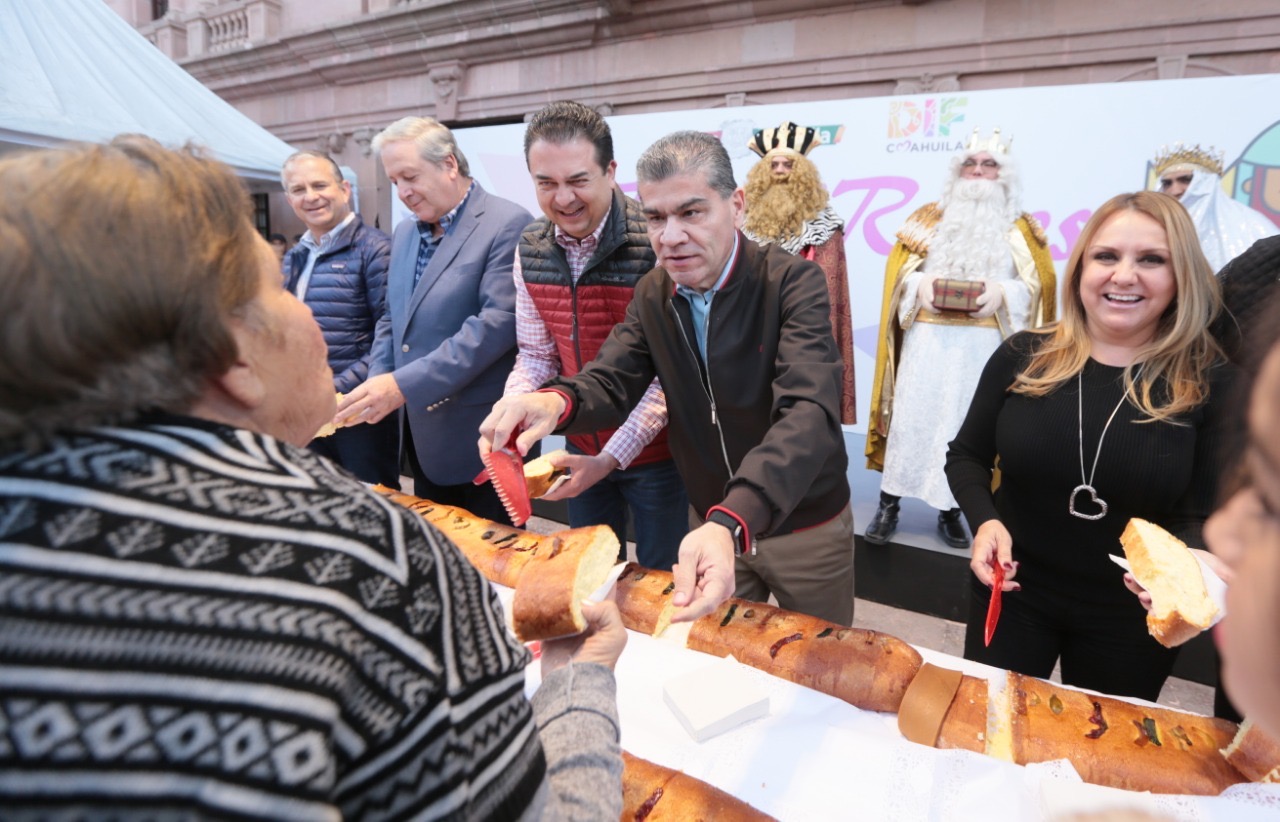 Comparten Riquelme y Marcela Gorgón rosca <br>de reyes con más de 6 mil coahuilenses