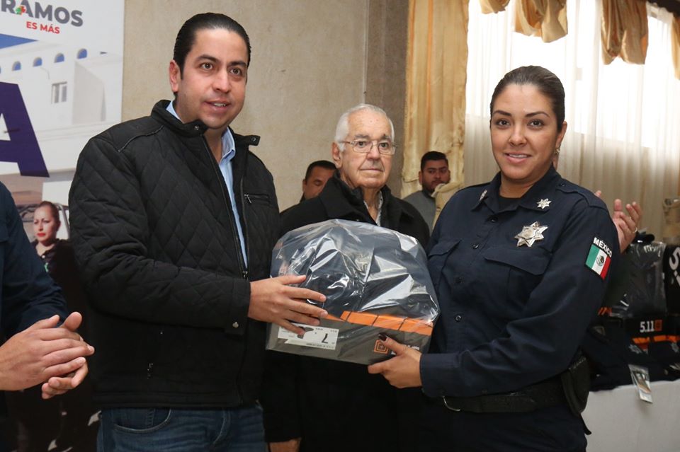 Celebra Chema Morales a los policías de Ramos Arizpe en su día