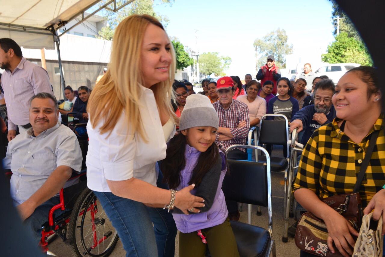 Entrega Marcela Gorgón prótesis <br>de pierna a 30 personas en La Laguna