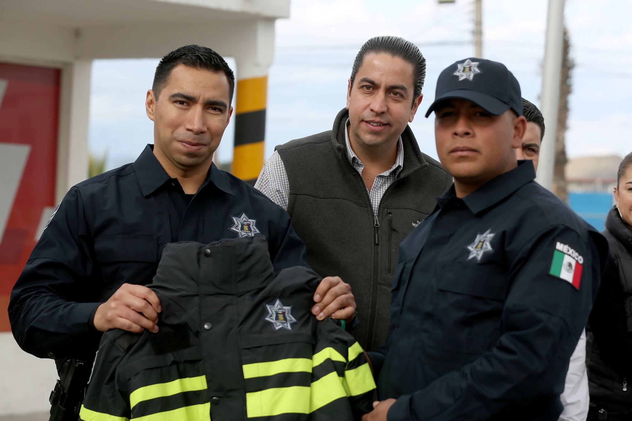 Entregan chamarras a policías de Ramos