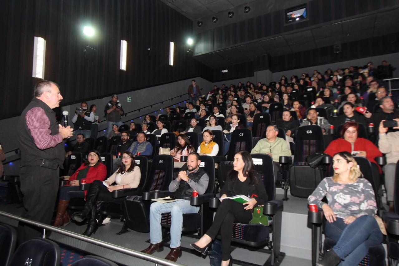 Realiza DIF cine debate sobre la adopción en Coahuila