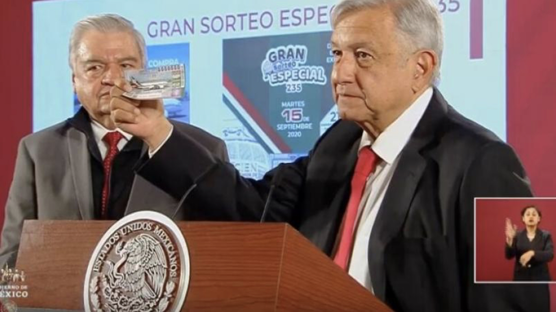 Compra AMLO primer “cachito” <br>de la rifa del avión presidencial