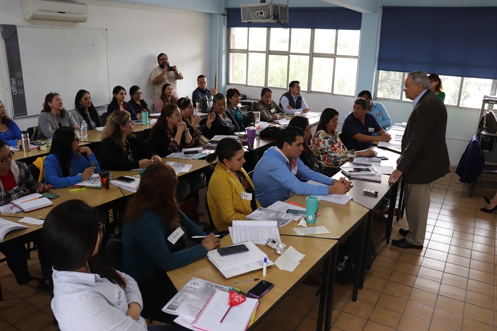 Capacitan a docentes para certificar escuelas de nivel básico