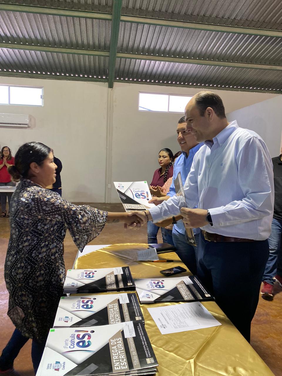 Coahuila brinda certidumbre jurídica patrimonial a familias de la Carbonífera